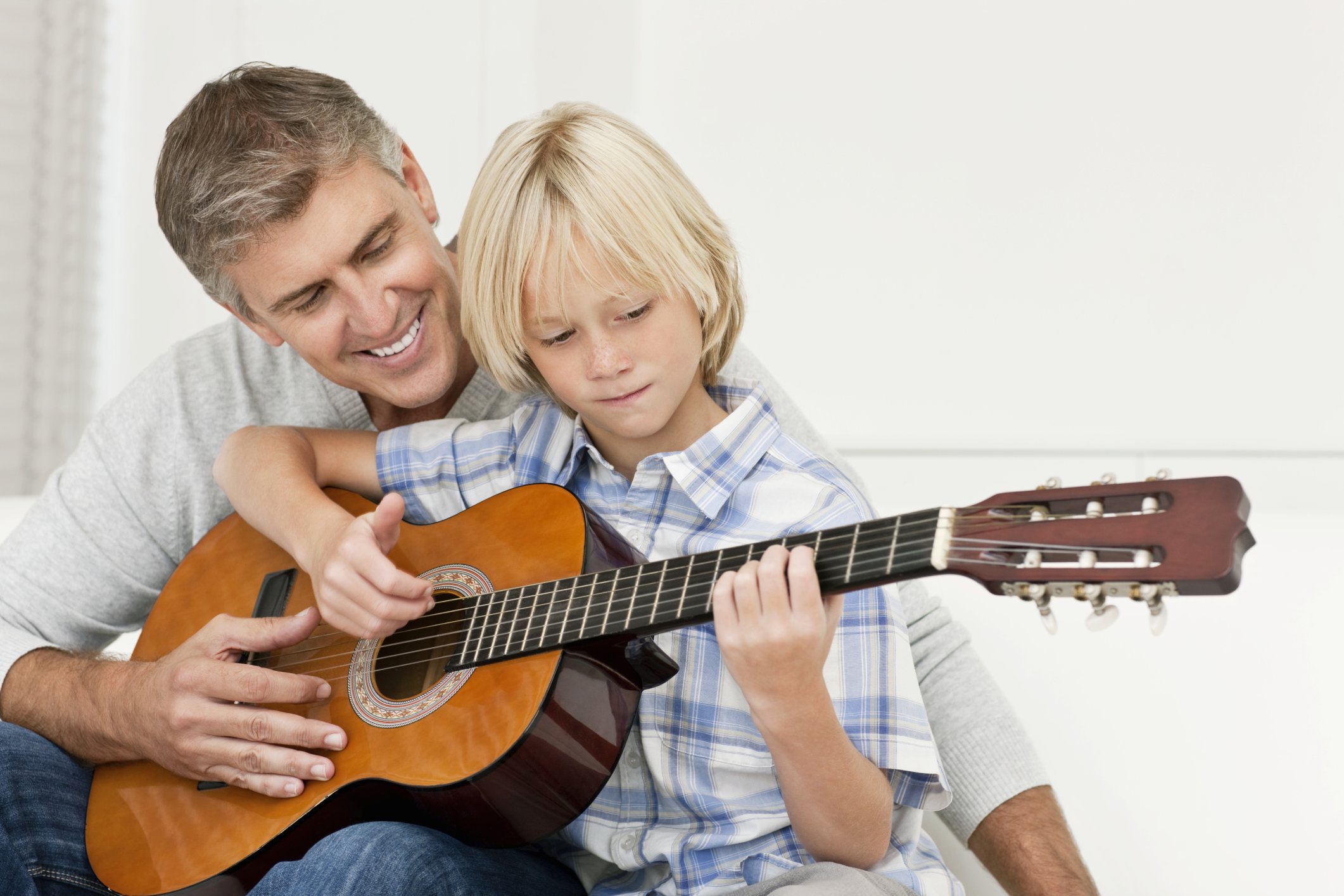 Музыка начинающих музыкантов. Начинающие музыканты. Начинающий музыкант. Музыканты начинающие дети. Сын и отец гитара.